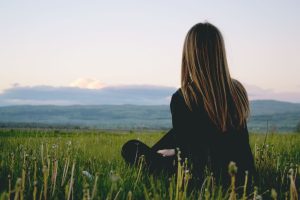 Jak naturalnie radzić sobie ze spadkiem nastroju i odzyskać wewnętrzną równowagę?